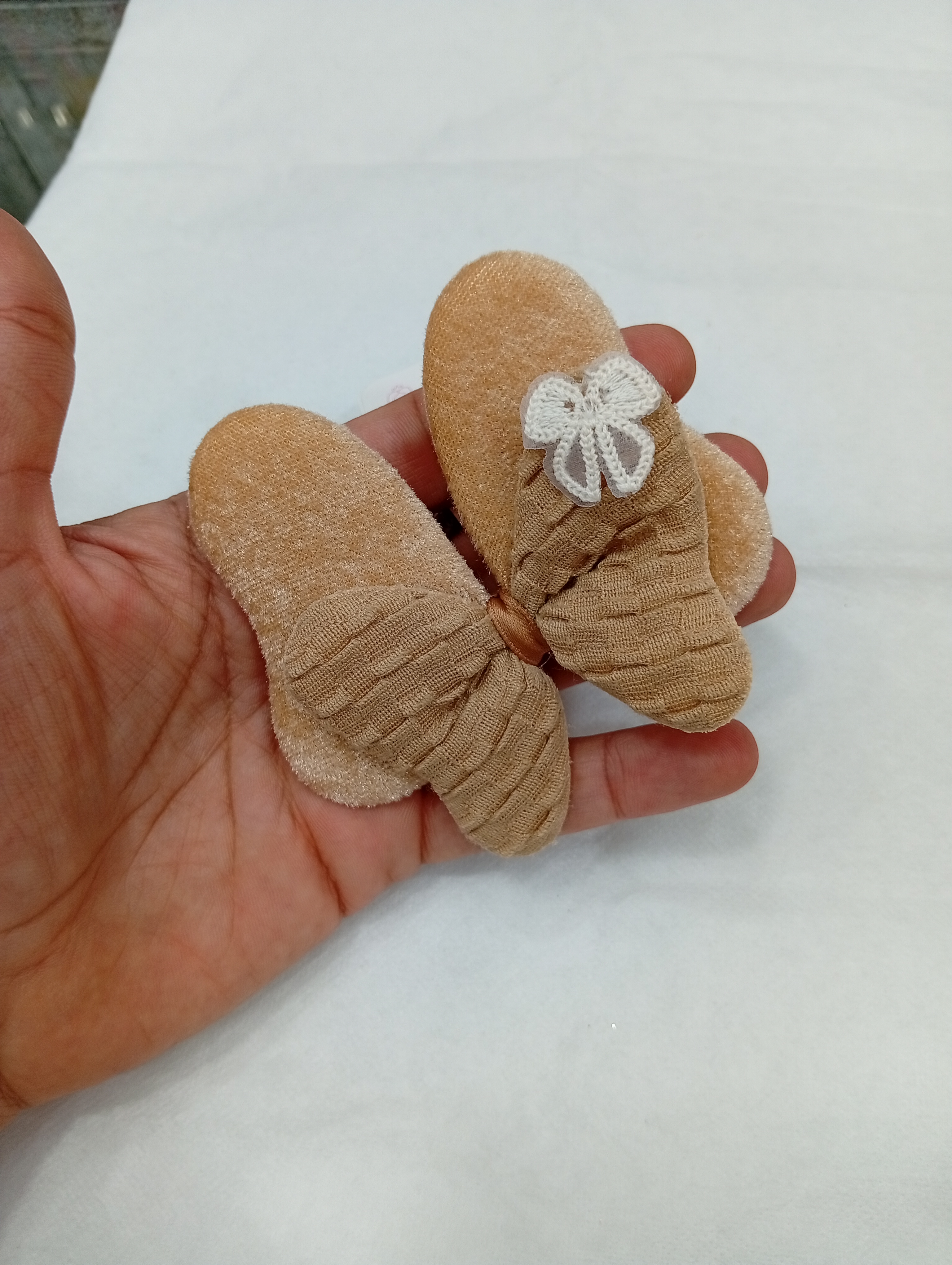کش موی پارچه ای طرح پاپیون ساده با نشان نخی - 70 تومن - قهوه ای