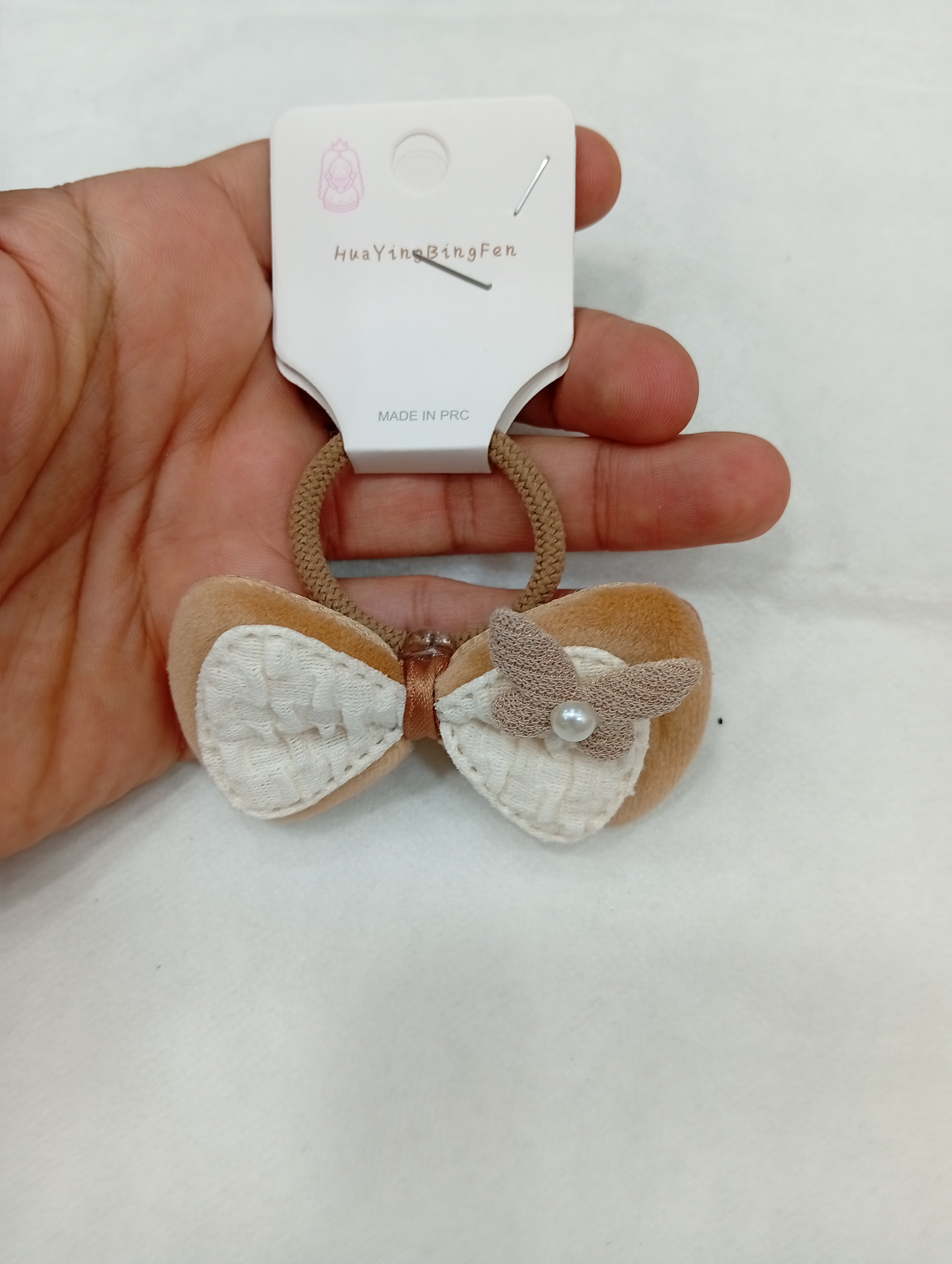 کش موی پارچه ای طرح پاپیون دورنگ با آویز برگ مرواریددار - 70 تومن - سفید قهوه ای