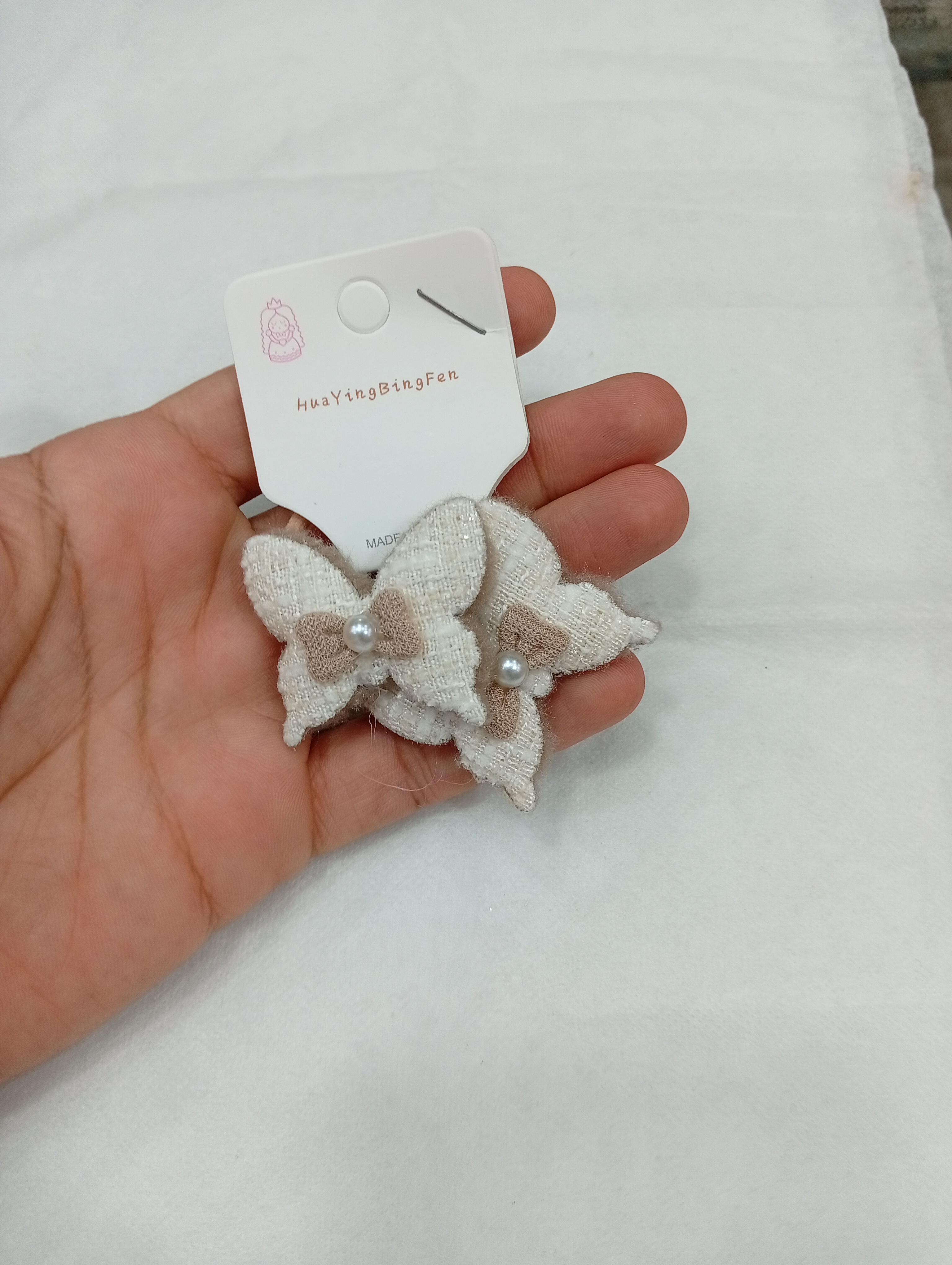 کش موی پارچه ای طرح پروانه پاپیونی مرواریددار - 70 تومن - سفید