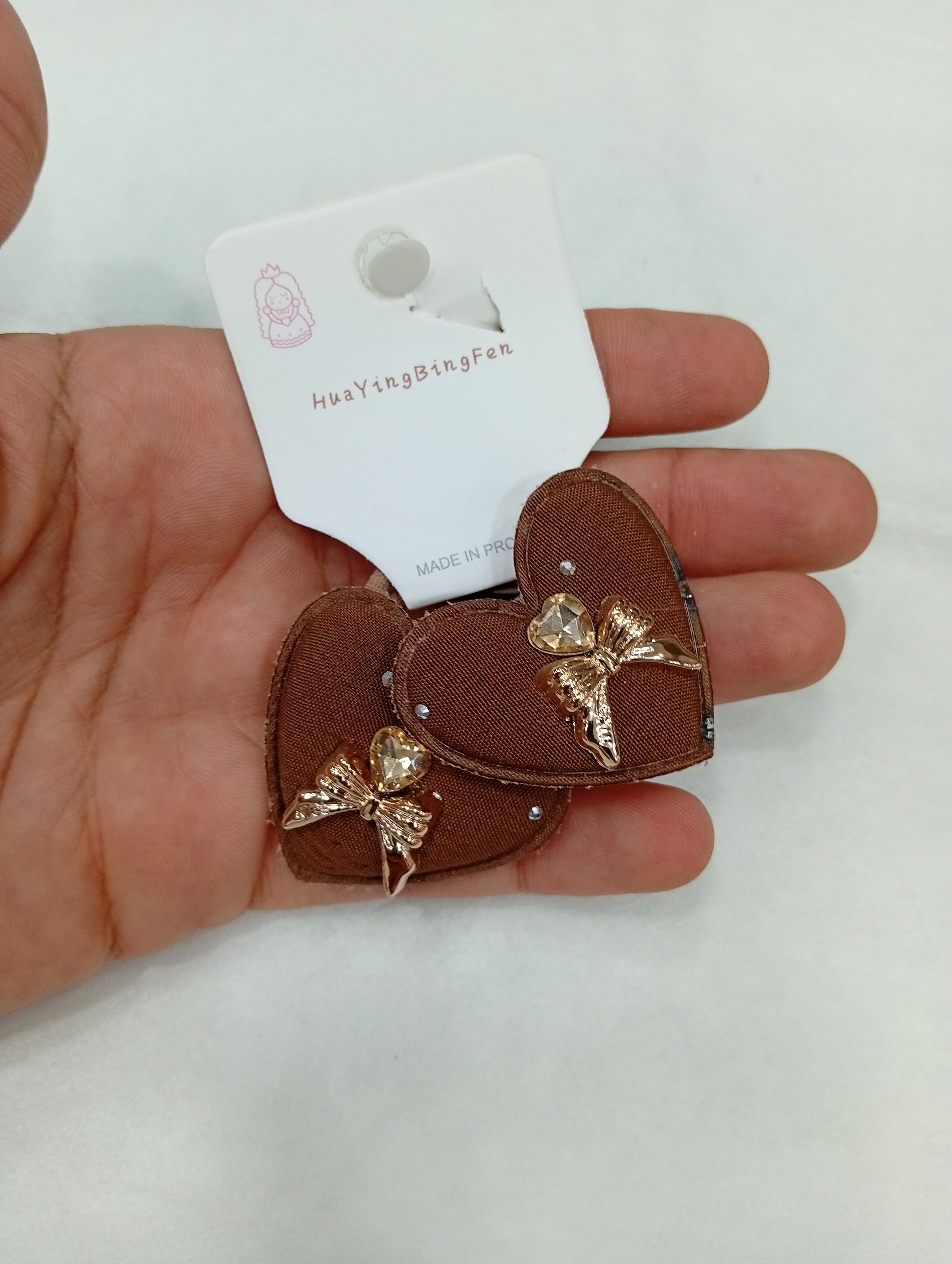 کش موی پارچه ای طرح قلب با آویز پاپیون نگین دار - 70 تومن - قهوه ای