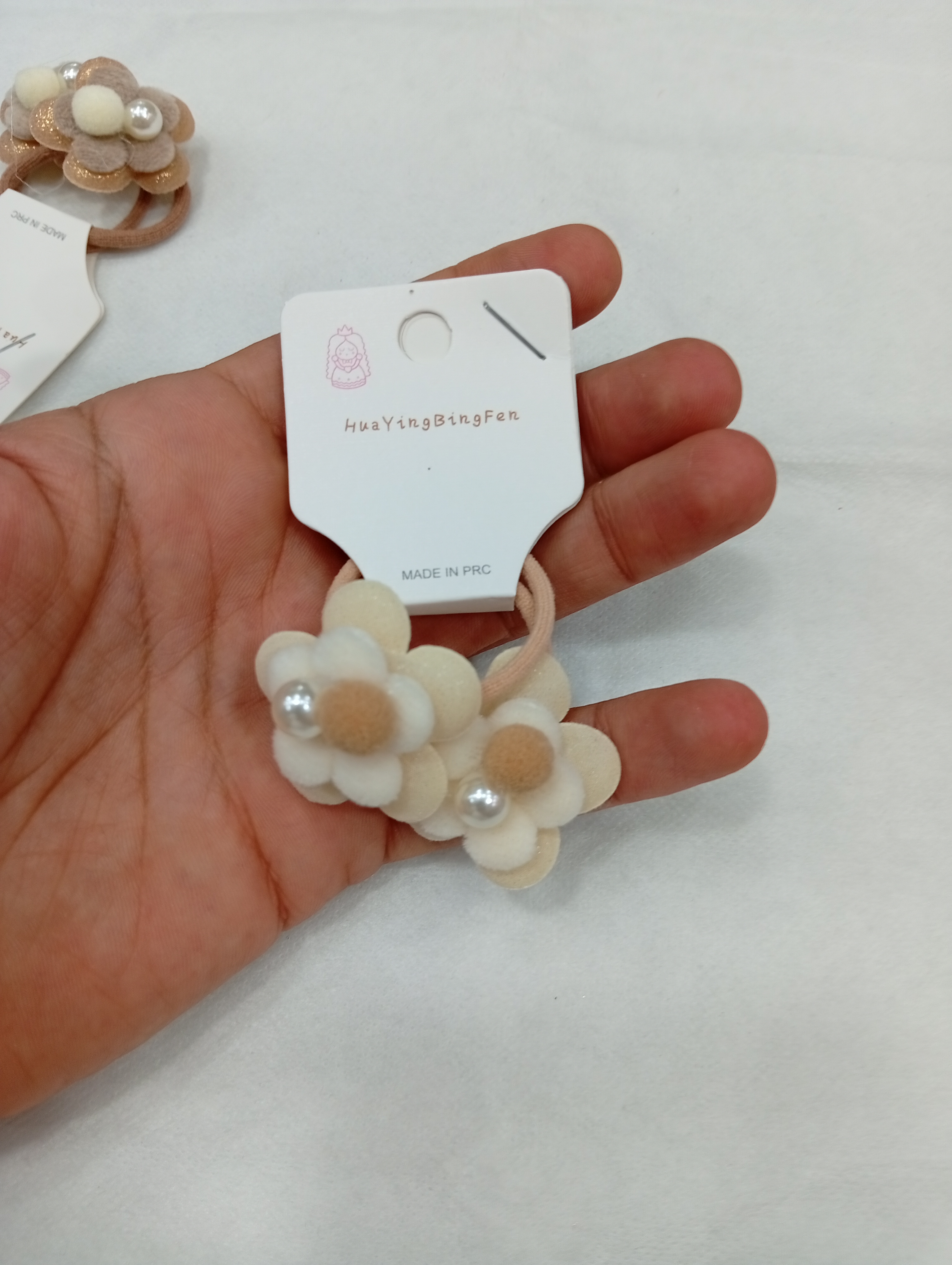 کش موی پارچه ای طرح گل مخملی مرواریددار - 70 تومن - سفید